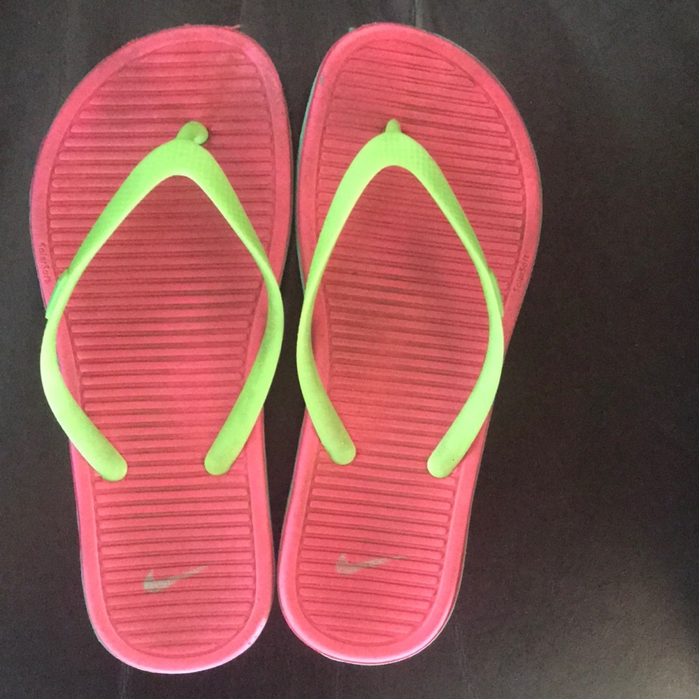 Girls size 5 Nike green and pink flip flops